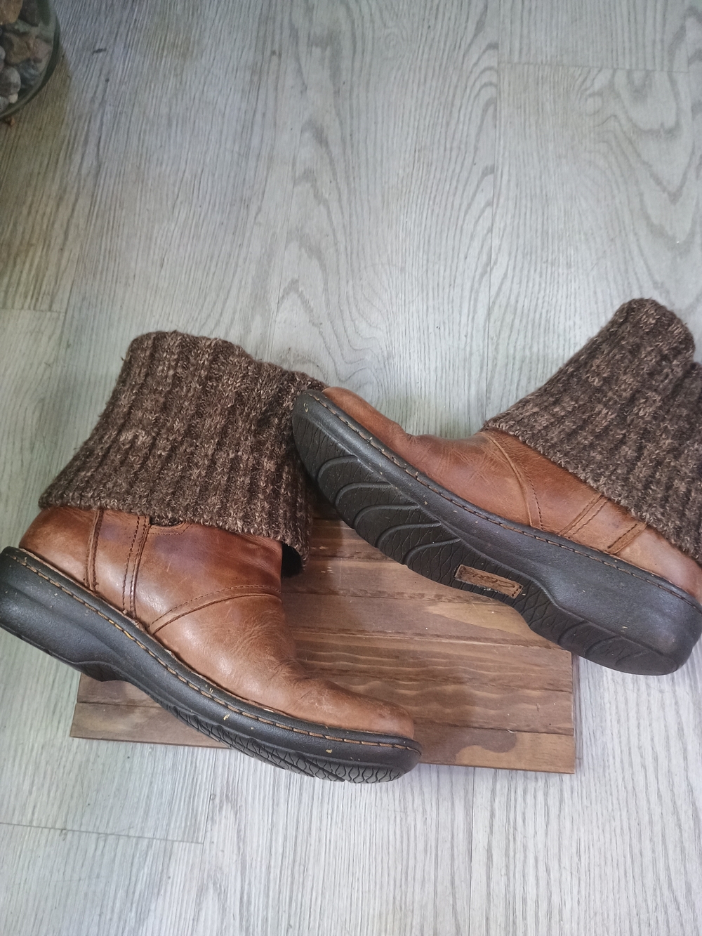 Clarks Women’s Size 7 Brown Leather Ankle Boots Knit Cuff Cozy Casual Comfort